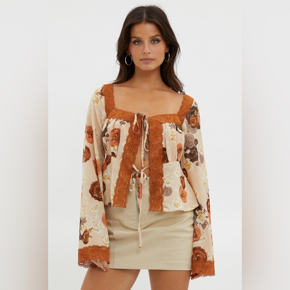 Nwt‎ Floral Lace Trim Tie-Front Top